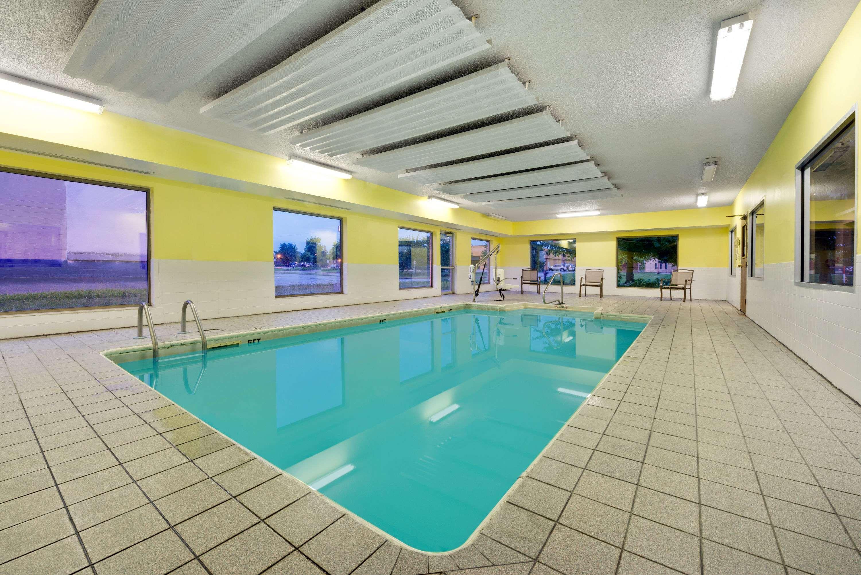 Super 8 By Wyndham Kokomo Buitenkant foto